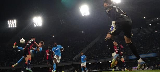 B体育体育app下载-关于巴塞罗那战胜那不勒斯，领先一球的信息