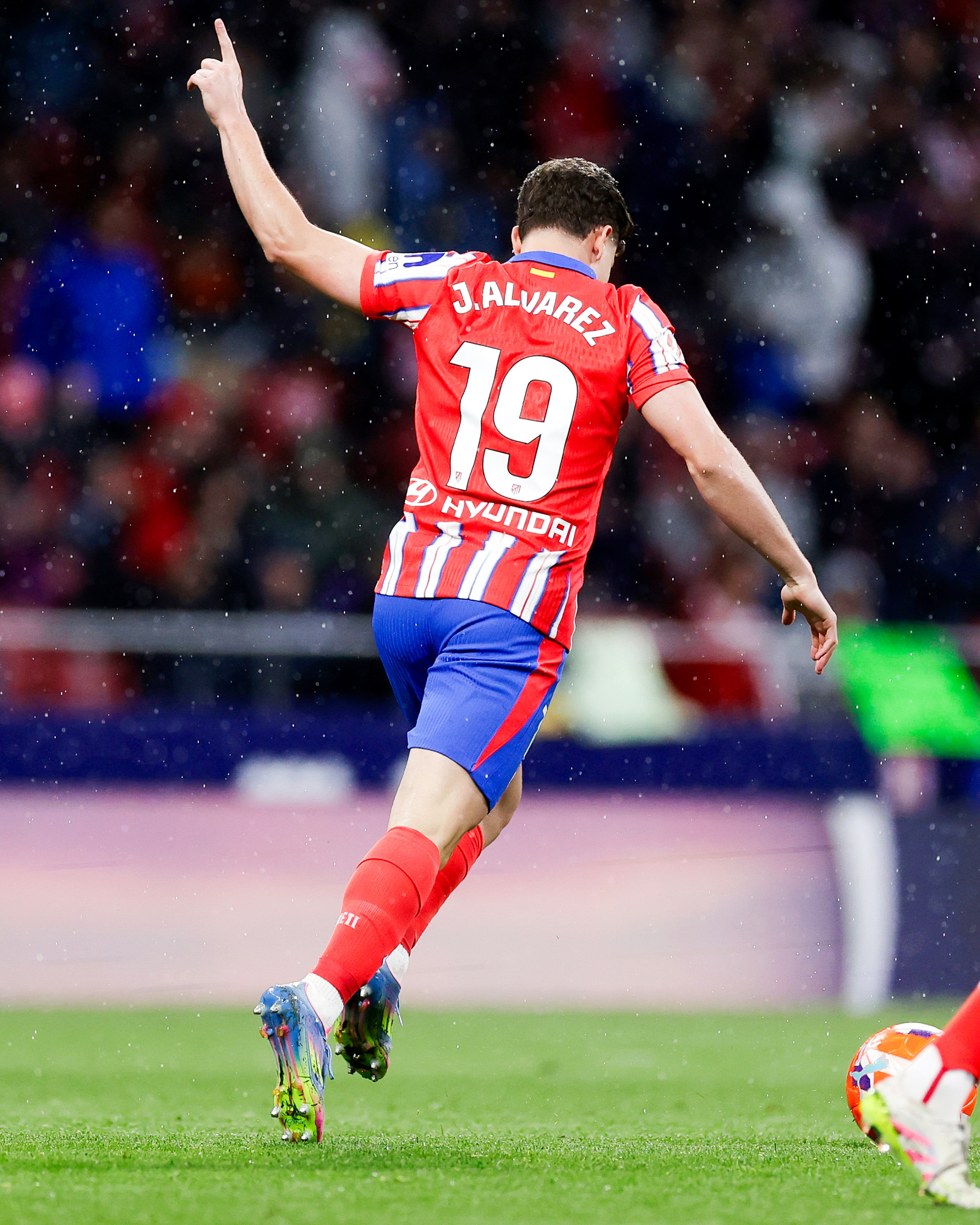 关于马竞后卫受伤离场，球队防守压力大增！的信息