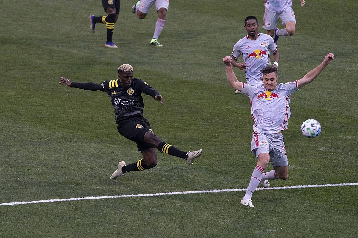 比赛期间突发状况，球队临时调整战术