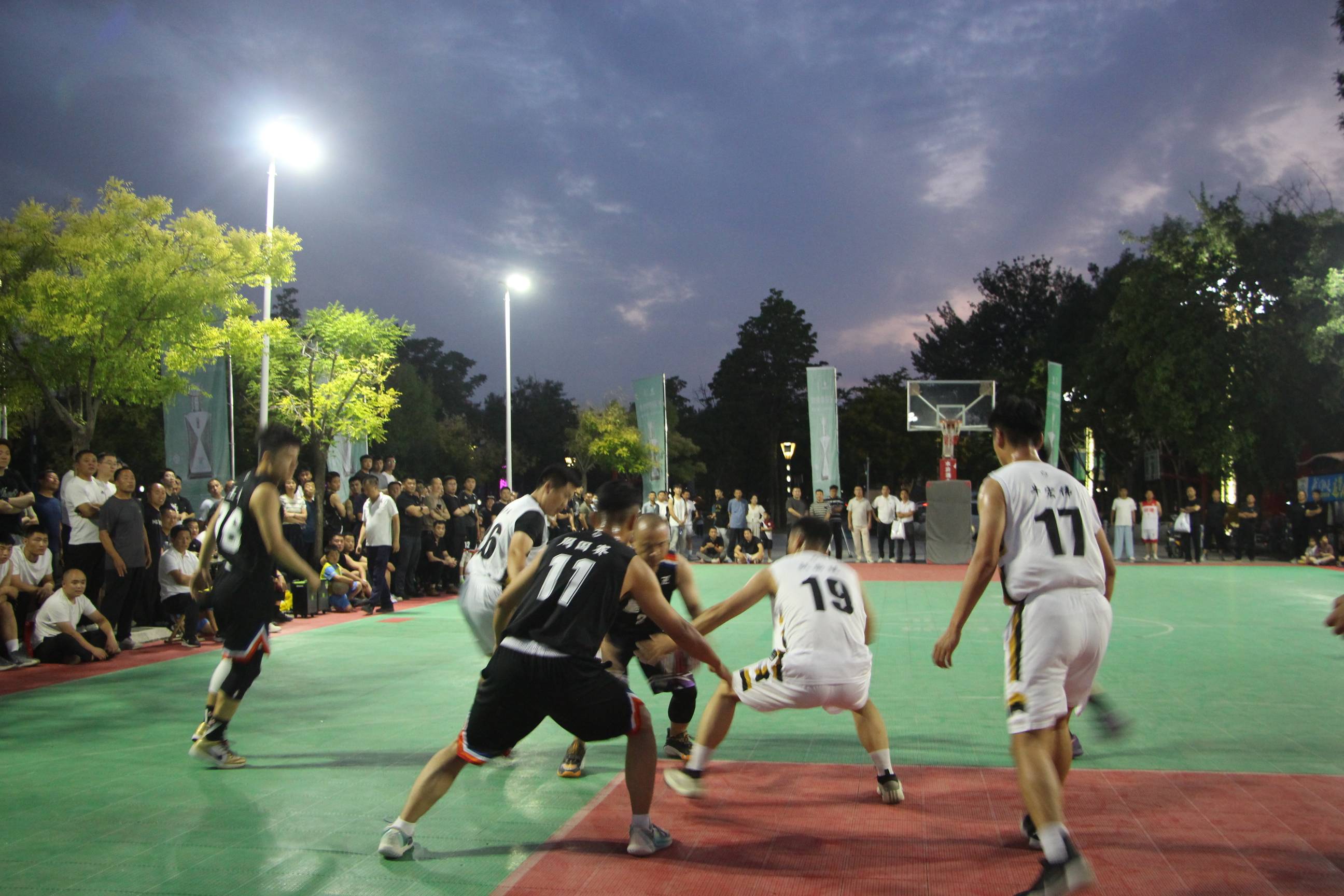 包含篮球联赛收视率持续走高，吸引更多观众关注的词条