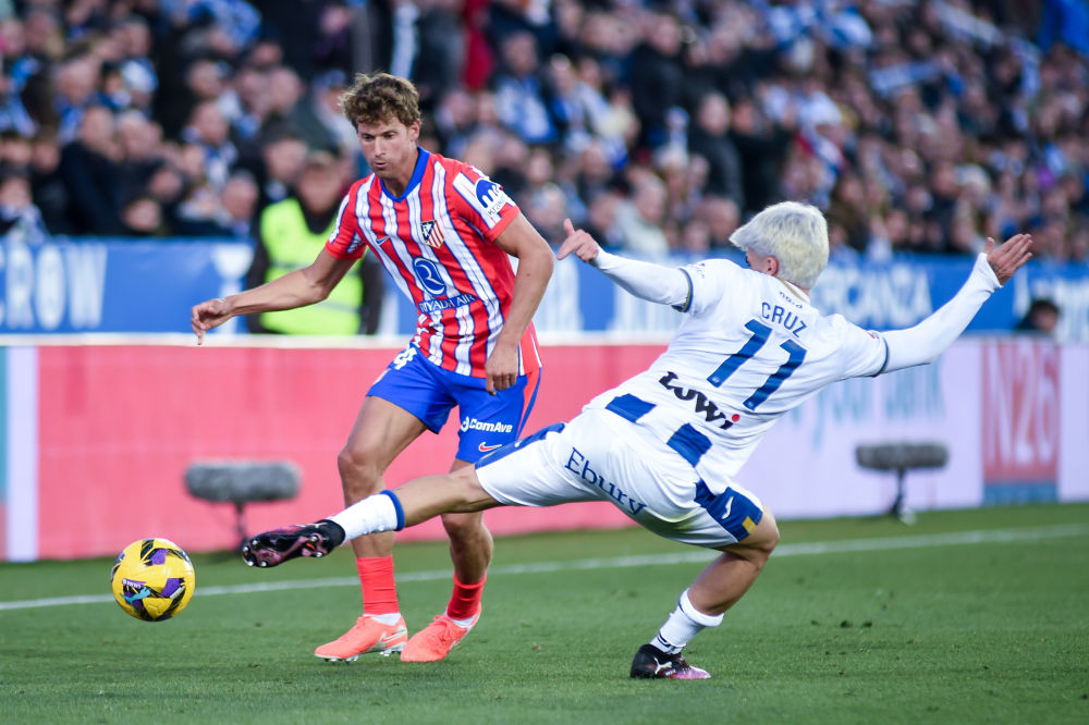 包含马德里竞技客场逆转逼平对手，保持不败战绩的词条