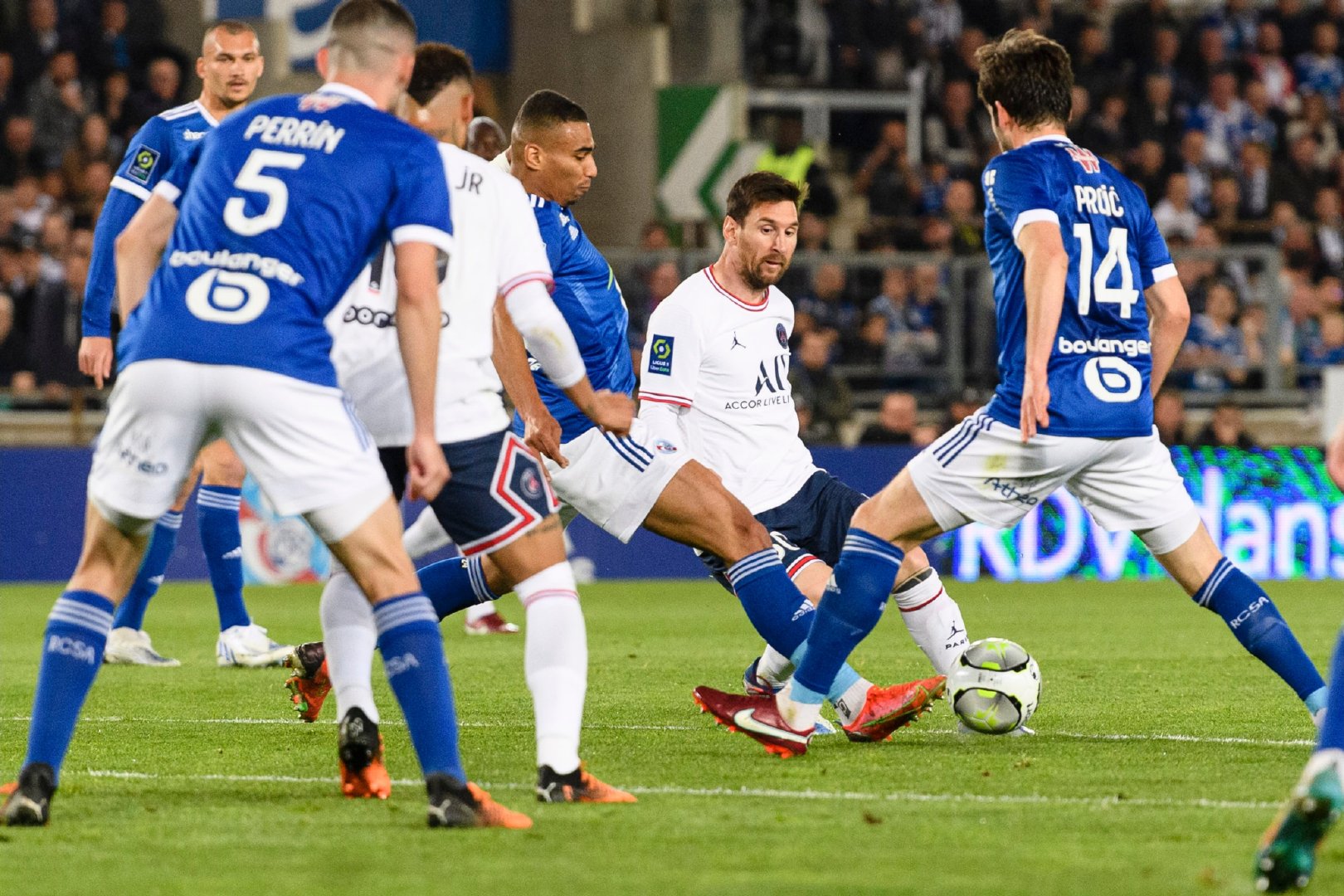 大巴黎客场战胜斯特拉斯堡，稳居榜首