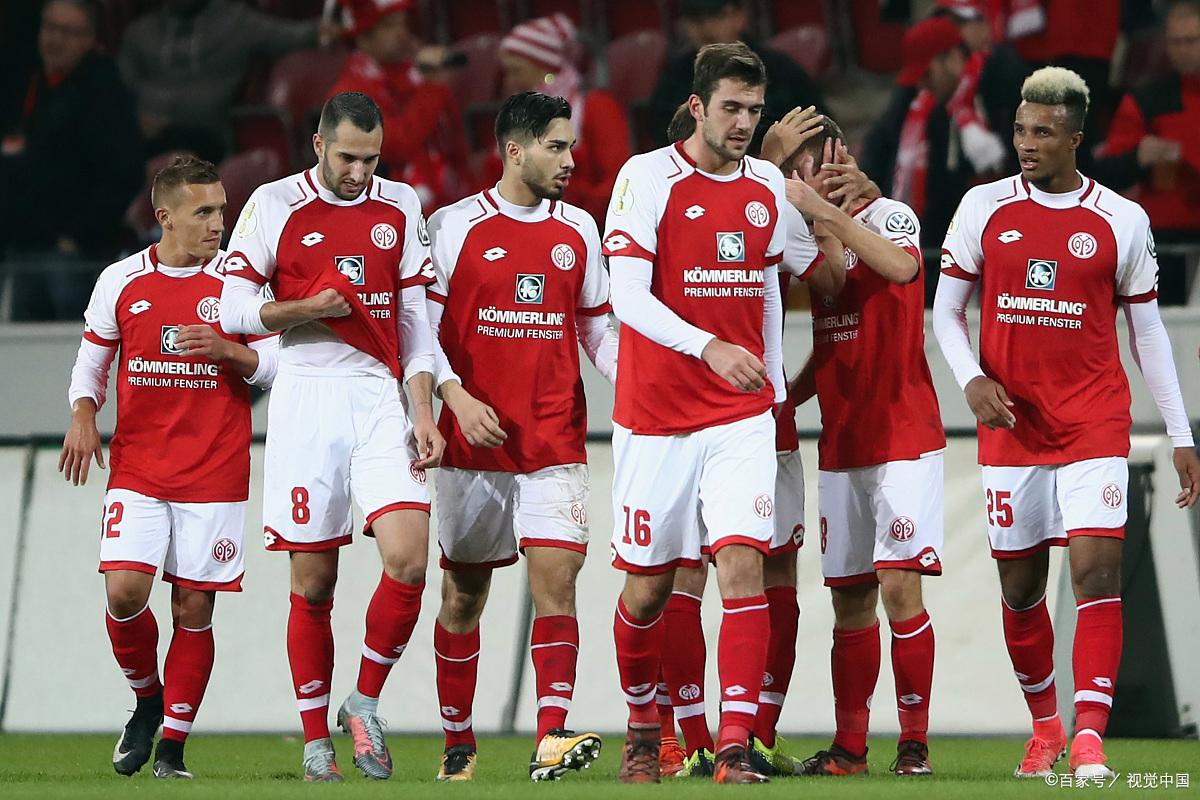 阿贾克斯主场战平AC米兰，晋级欧罗巴联赛八强