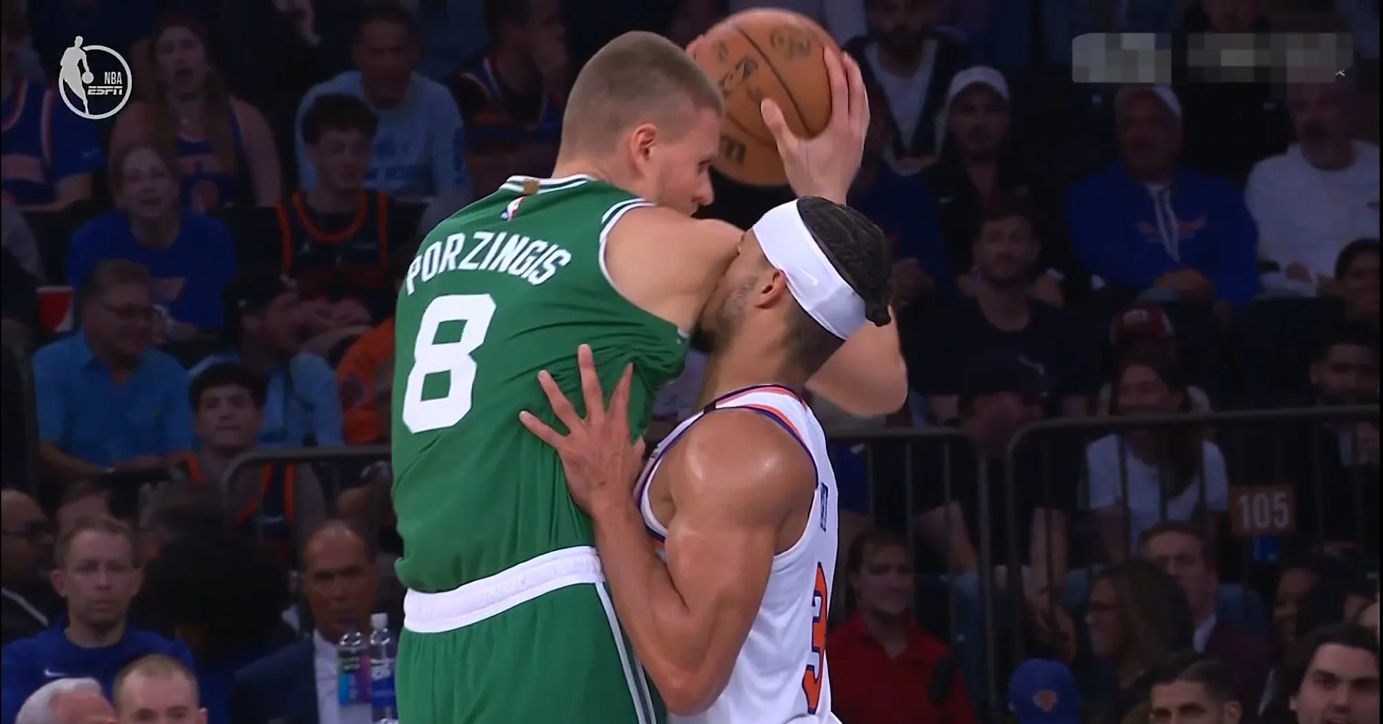 凯尔特人队全队并肩作战，击溃对手