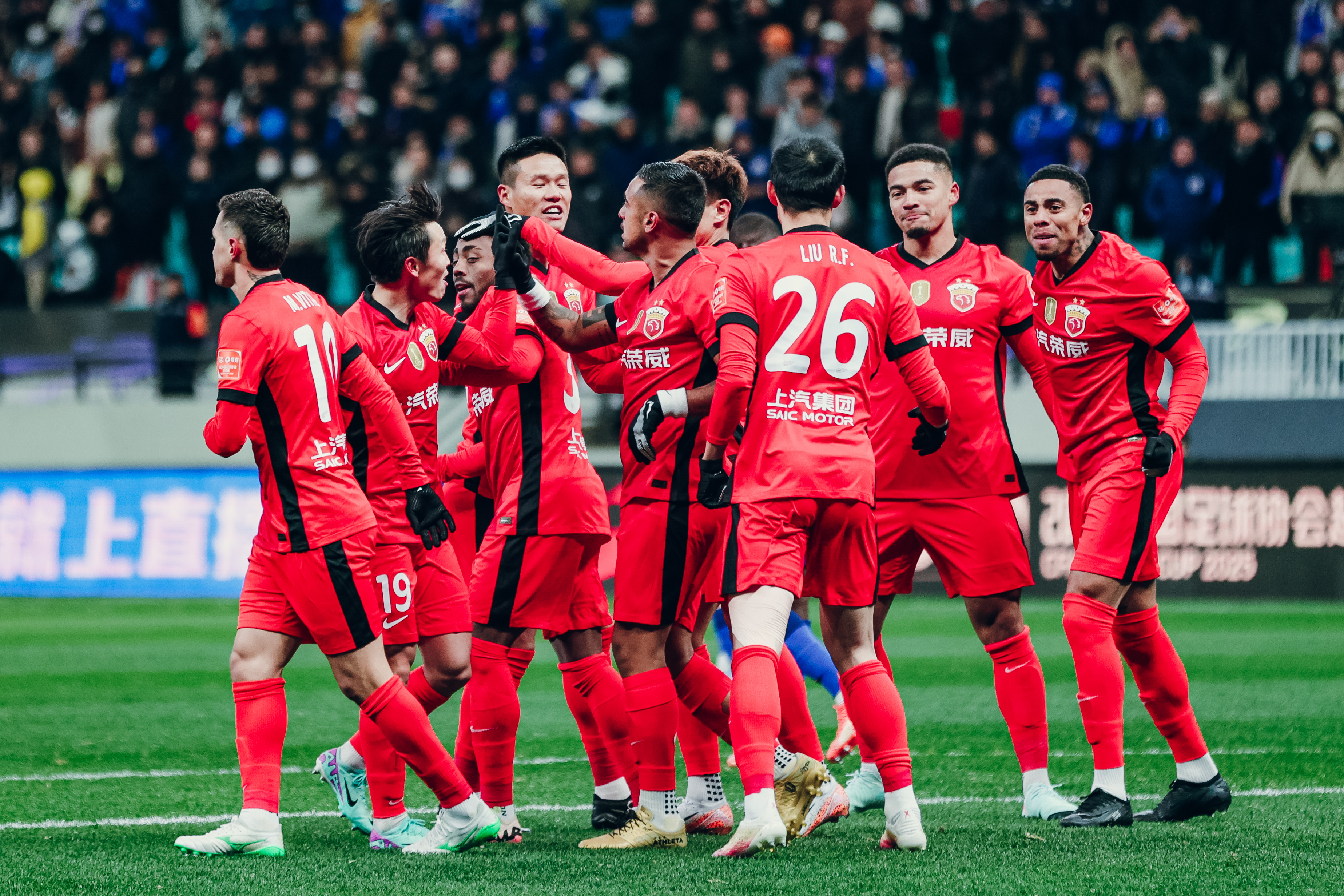 球队发挥出色，凭借团队努力赢得比赛