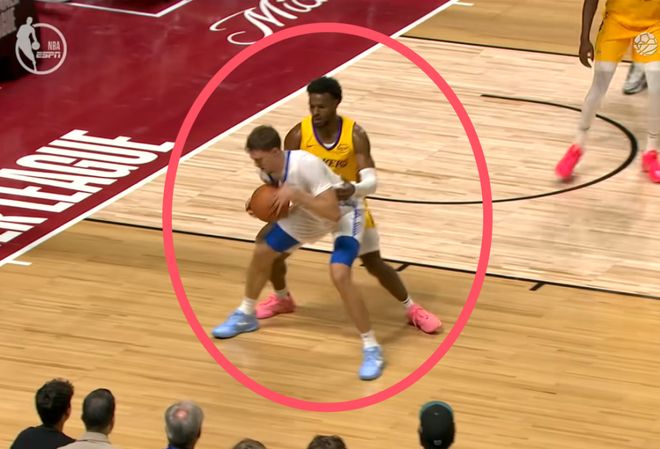 比赛中出现争议判罚，裁判遭到质疑