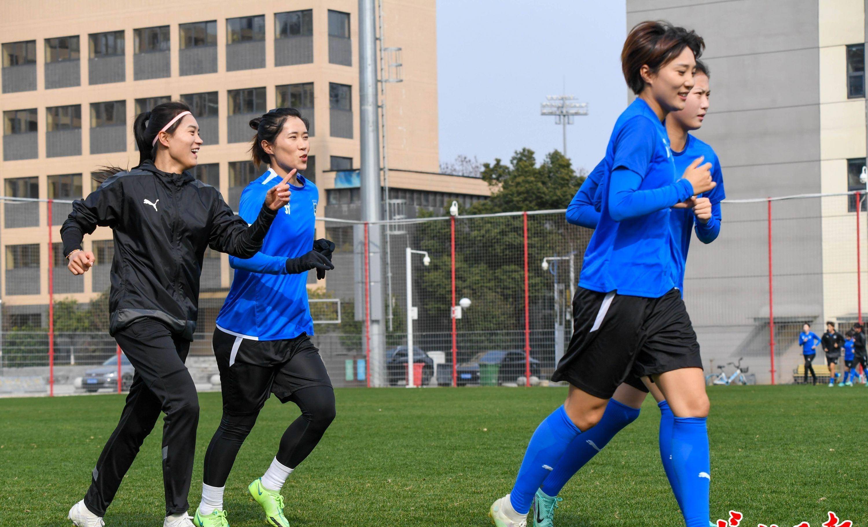 中国女足球员坚定信念，砥砺前行