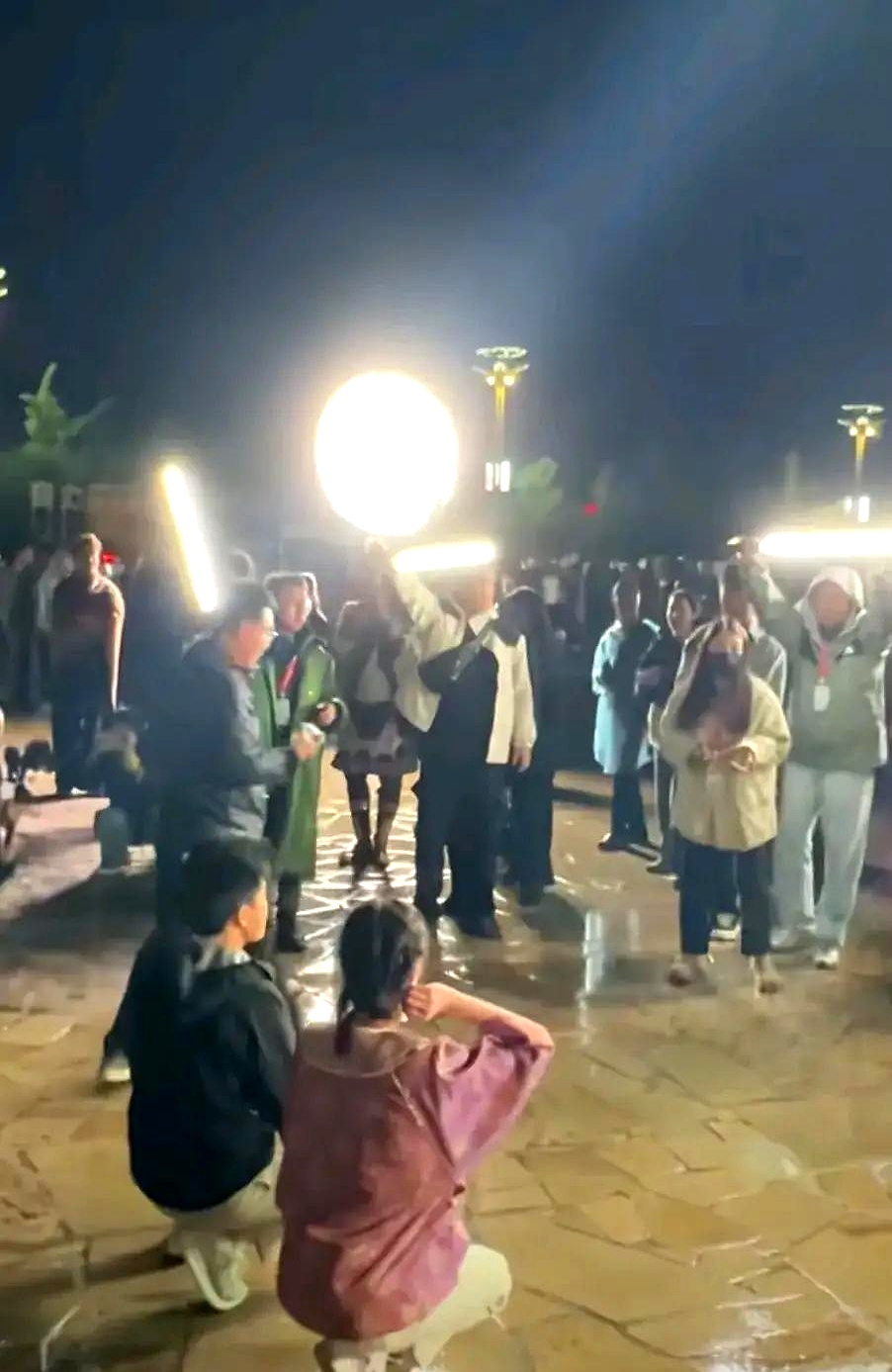 亚洲电视直播现场热闹非凡，观众沸腾不已的简单介绍