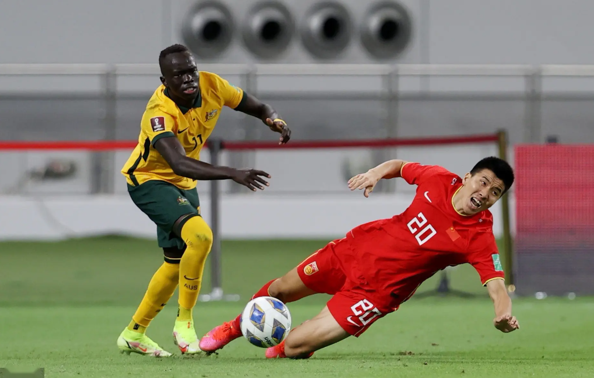 球员们身体力行地诠释着足球赛场上的激情和挑战