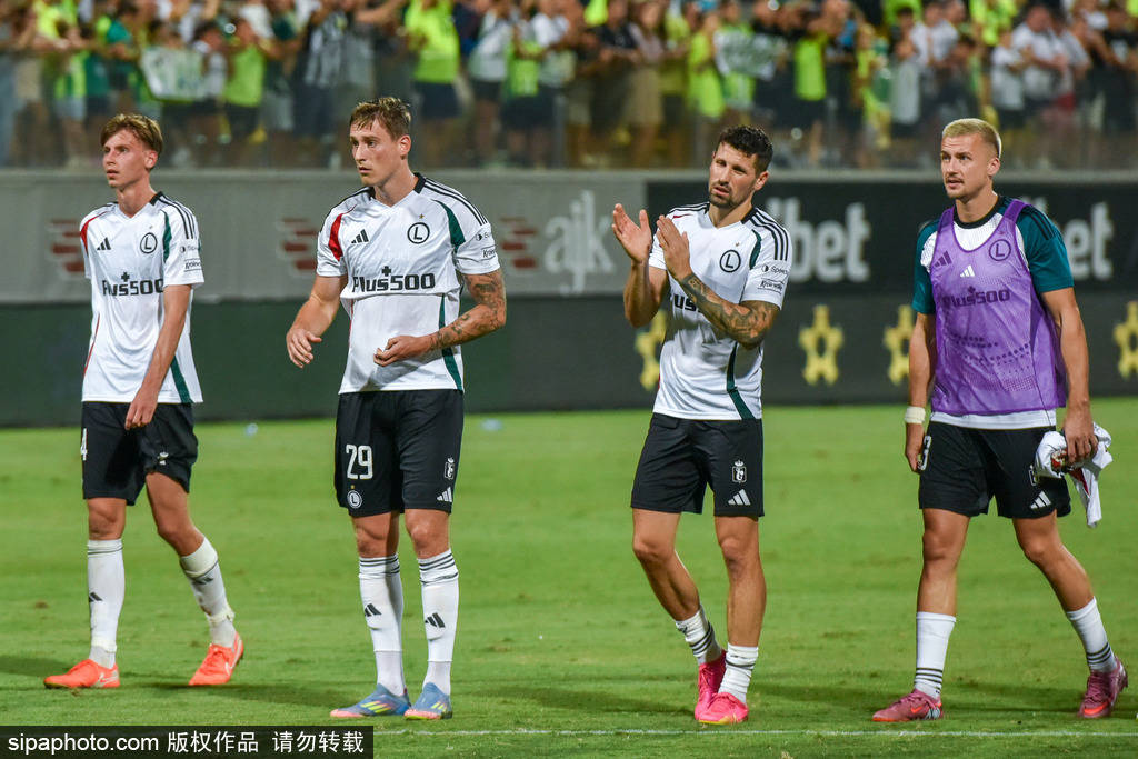 包含波兰足球冠军联赛中球员个个奋力拼搏，各显身手的词条