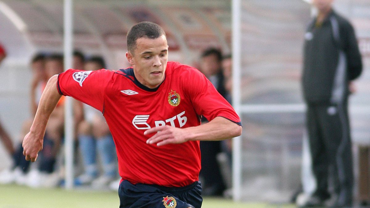 包含波兰足球冠军联赛中球员个个奋力拼搏，各显身手的词条