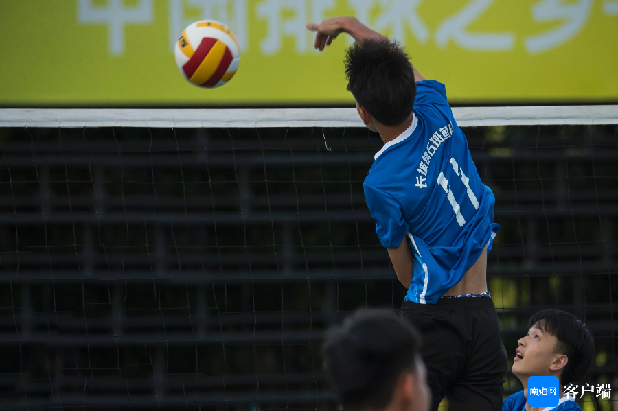 关于抢眼球员全力拼搏，球场气氛热闹的信息