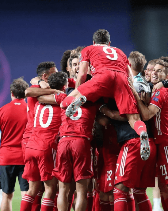 包含拜仁慕尼黑球员全力以赴为球队争取胜利的词条