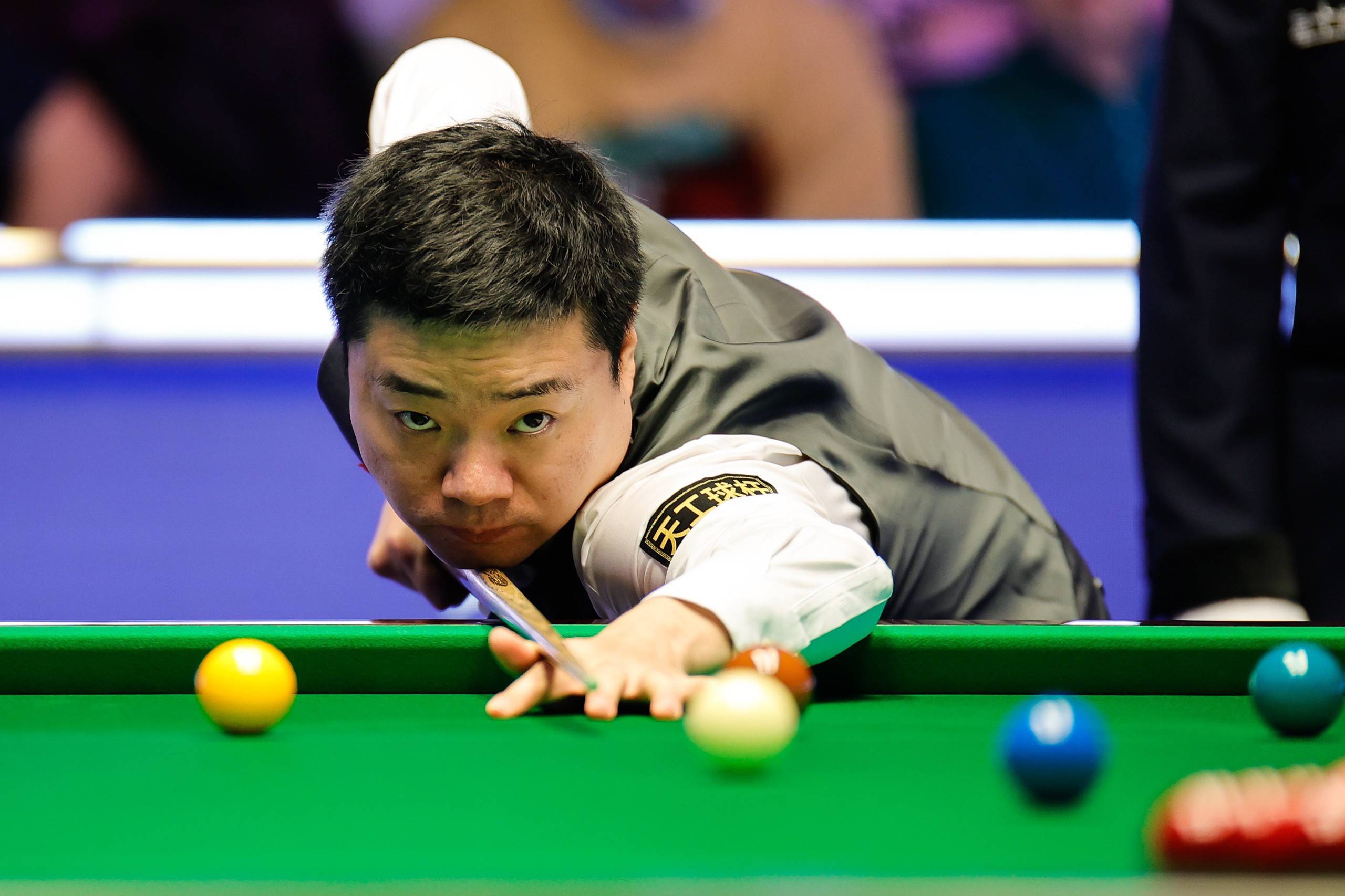 西班牙篮球队奋力拼搏，成功晋级决赛