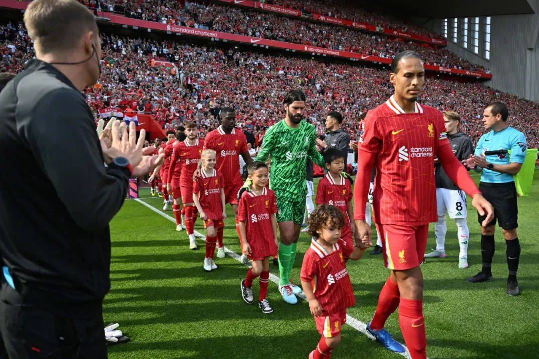 包含塞维利亚引进荷兰国脚范迪克，欲重振球队攻击力的词条