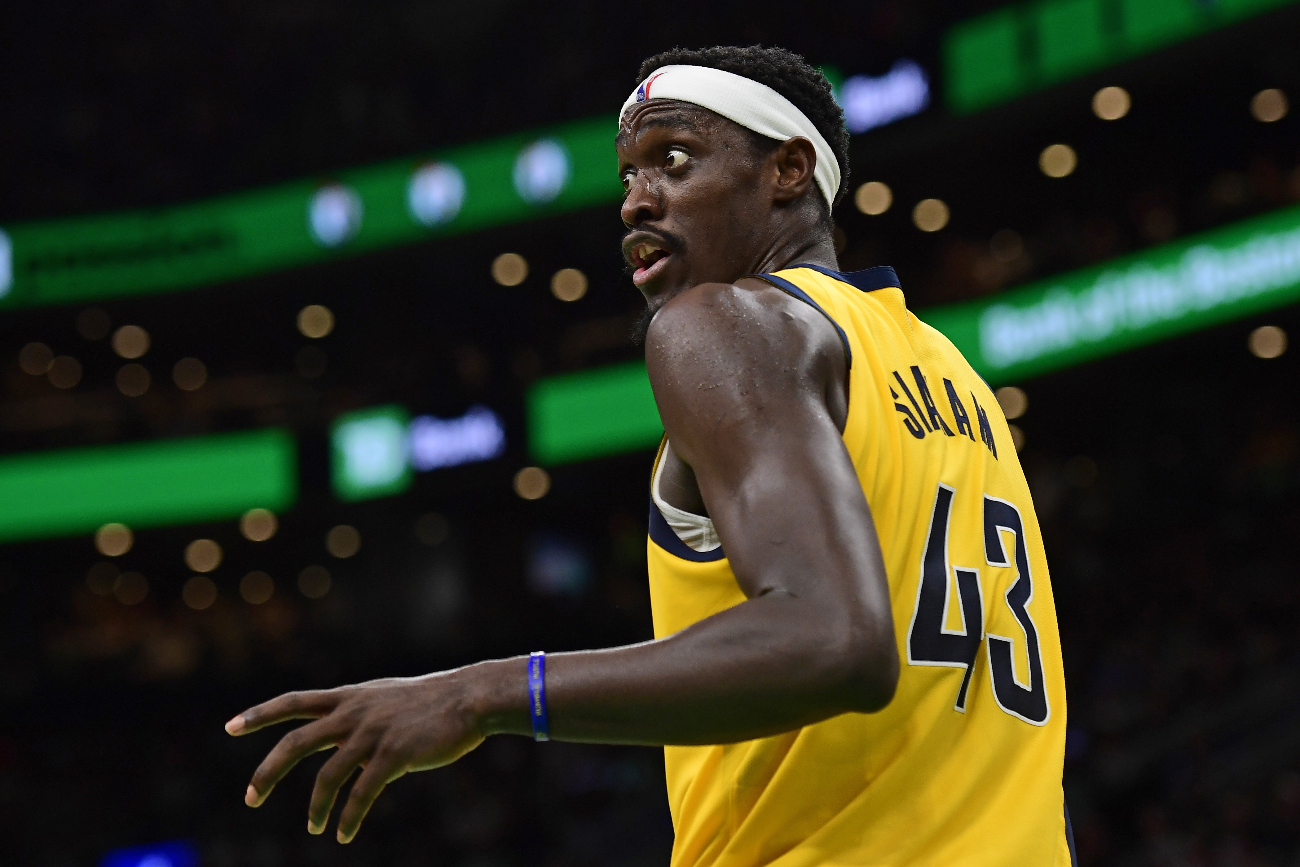 包含猛龙战胜近来势头正旺的步行者，西亚卡姆全能表现的词条