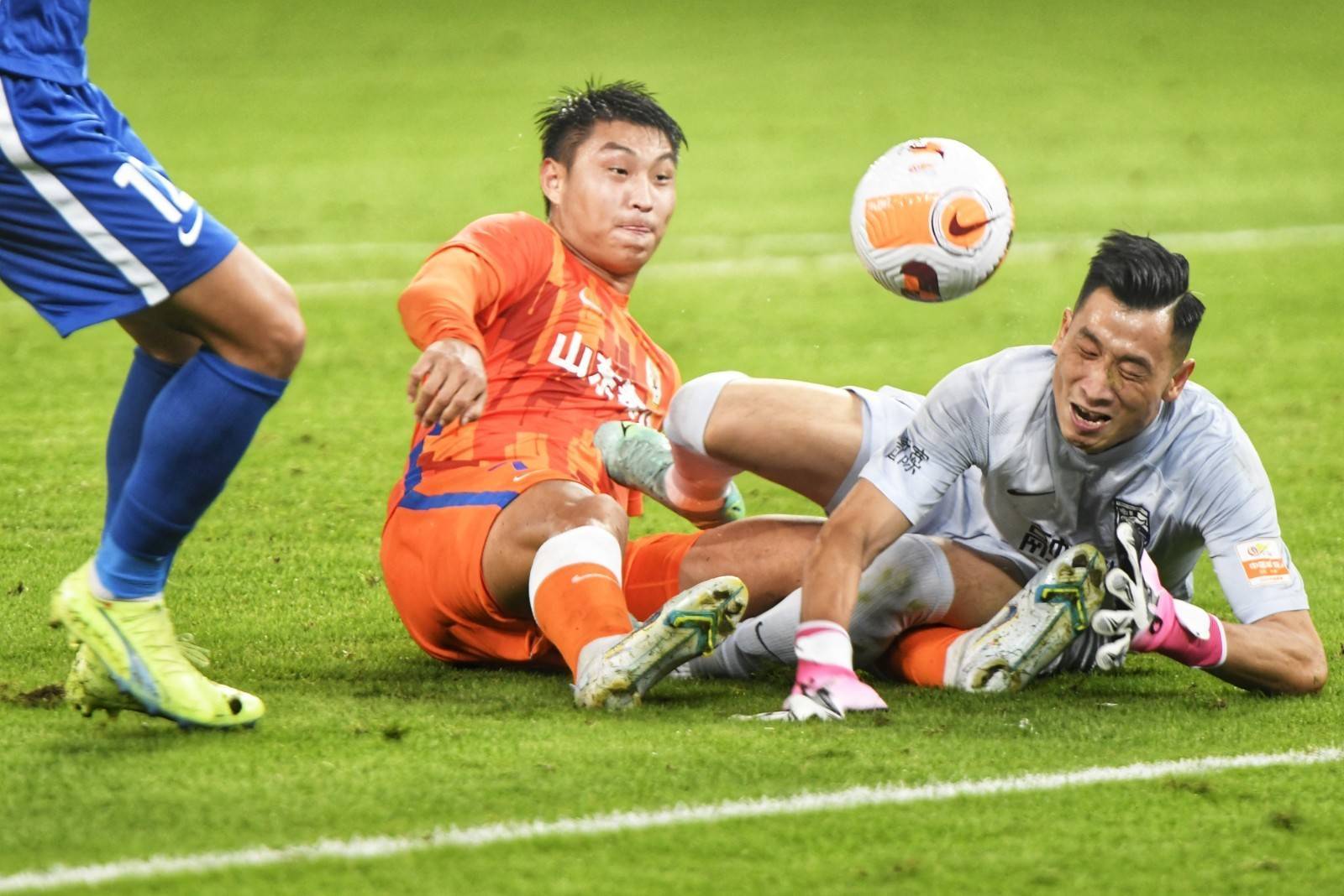 包含赛前紧张气氛透露悬念，双方斗志昂扬的词条